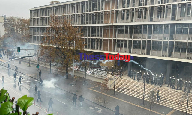 Θεσσαλονίκη: Επεισόδια με μολότοφ έξω από τα Δικαστήρια