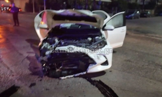 Λαμία: Σοβαρό τροχαίο με τρεις τραυματίες σε διασταύρωση της πόλης