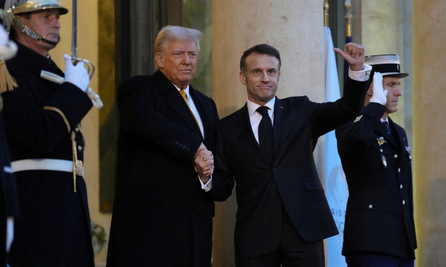 Τραμπ - Μακρόν: H παράξενη λεπτομέρεια στη χειραψία - Πήρε φωτιά το Twitter