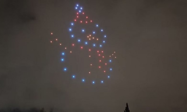 Με εντυπωσιακό drone show η φωταγώγηση του Χριστουγεννιάτικου Χωριού στο Πεδίον του Άρεως