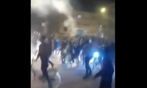 Συρία: Θηριωδίες των τζιχαντιστών - Κρεμάνε δημόσια συγγενείς του Άσαντ (Σκληρές εικόνες)