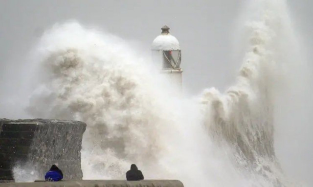 Βρετανία: Δύο νεκροί από πτώσεις δέντρων λόγω της κακοκαιρίας Ντάρα