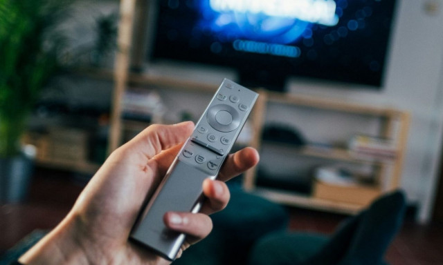 Τι βλέπουν οι τηλεθεατές τα βράδια– Ποια προγράμματα «πέφτουν», ποια ανεβάζουν στροφές