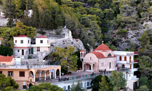 Η Ιερά Μονή Οσίου Παταπίου στο Λουτράκι, καθημερινός προορισμός για εκατοντάδες προσκυνητές