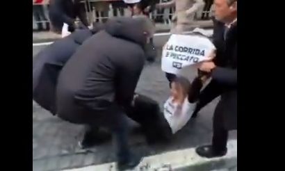 Ιταλία: Ακτιβίστρια αποπειράθηκε να ορμήξει στο αυτοκίνητο που επέβαινε ο Πάπας Φραγίσκος