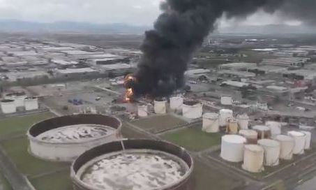 Μεγάλη έκρηξη στη Φλωρεντία: Καίγονται διυλιστήρια, πυκνοί καπνοί στην περιοχή