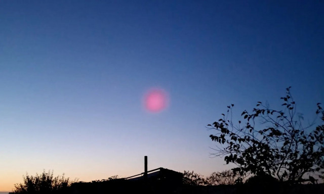 Πρωτοφανές φαινόμενο: Μυστηριώδης ροζ λάμψη εμφανίστηκε στον ουρανό της Κύπρου