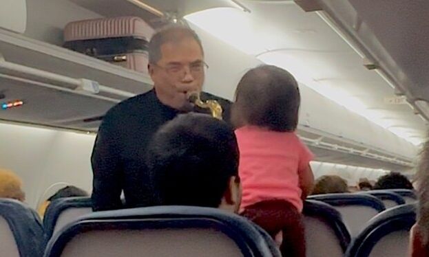 ΗΠΑ: Άντρας έπαιξε σαξόφωνο για να φτιάξει τη διάθεση των επιβατών σε αργοπορημένη πτήση