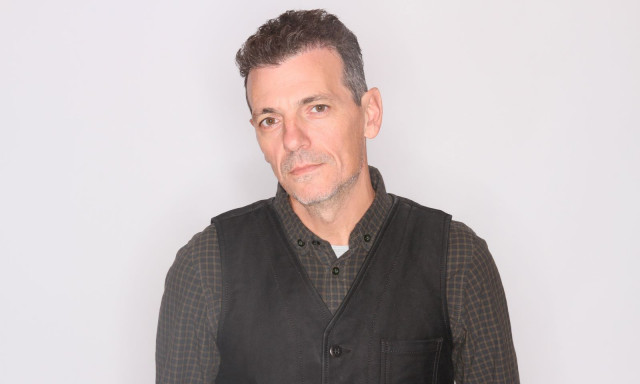 Μανώλης Φάμελλος: Κυκλοφορεί το «Με ελαφριά καρδιά ΙΙ» με διασκευές σε τραγούδια του μεσοπολέμου