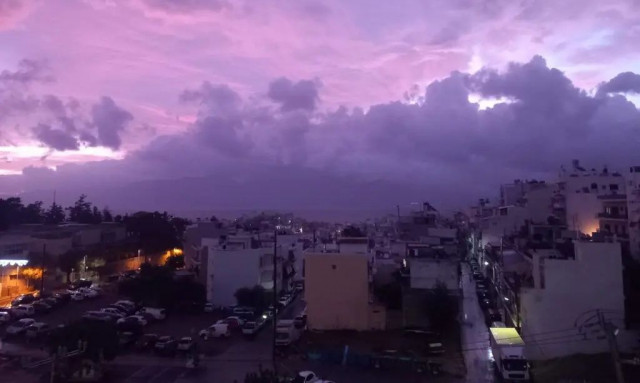 Μοναδικό θέαμα: Έγινε μωβ ο ουρανός στον Άγιο Νικόλαο!