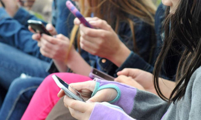 Kids Wallet: Έρχεται το «φρένο» στη χρήση των social media σε παιδιά και εφήβους κάτω των 15 ετών