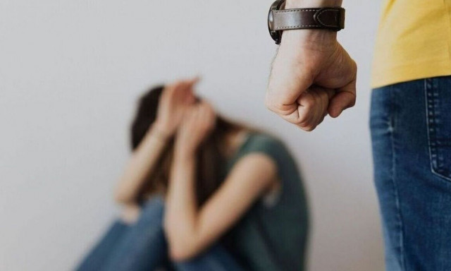 Παγκράτι: «Με κρέμασε από τον λαιμό, δεν ήξερα αν θα βγω ζωντανή»