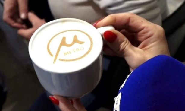 Θεσσαλονίκη: Καφετέρια σερβίρει καφέ με το λογότυπο του μετρό
