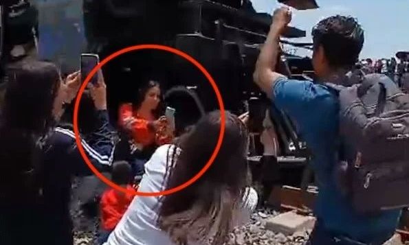 Προσοχή σκληρό βίντεο: Η στιγμή που τρένο χτυπά 29χρονη ενώ έβγαζε selfie