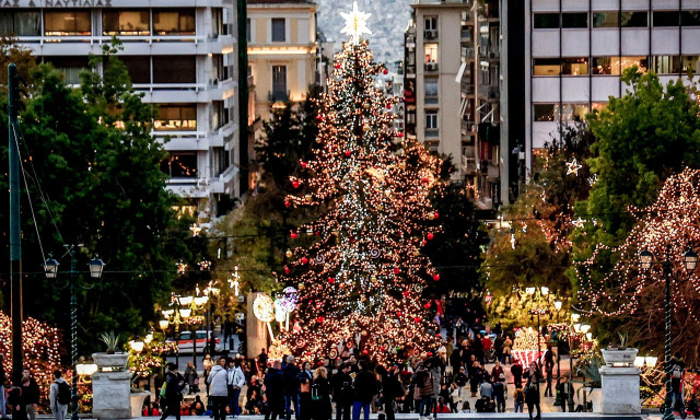 Εορταστικό ωράριο: Πρεμιέρα την Πέμπτη (12/12) - Ποιες Κυριακές θα είναι ανοιχτά τα καταστήματα