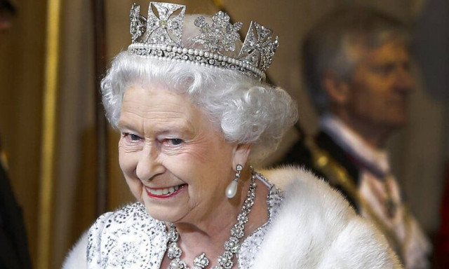 Βασίλισσα Ελισάβετ: Ο λόγος που έκανε μπάνιο με το… στέμμα της