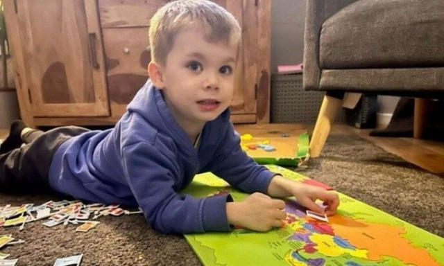 Τετράχρονο αγοράκι σκίζει στη Γεωγραφία: Ξέρει απ' έξω όλες τις σημαίες και τις χώρες του κόσμου