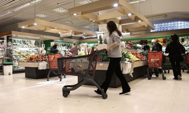 «Καλάθι των Χριστουγέννων»: Ποια είναι τα νέα τρόφιμα που προστέθηκαν για το γιορτινό τραπέζι