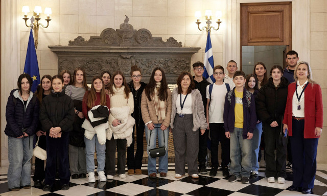 Μητσοτάκης: Συνομίλησε με μαθητές σε σχολεία του Βόλου