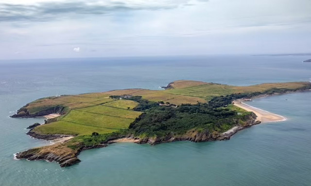 Βρετανία: Μέσα στο «νησί των παιδόφιλων» - Η αλήθεια για το θέρετρο με τους βιασμούς από μοναχούς