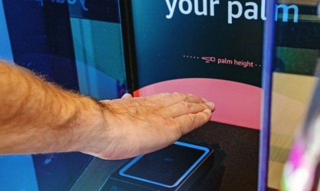 Ξέχνα κάρτες και κινητά τηλέφωνα: Στην Κίνα μπορείς να πληρώσεις απλά κουνώντας το χέρι σου