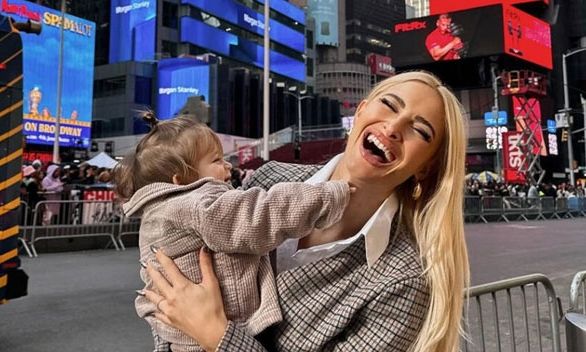 Ιωάννα Τούνη: Έξαλλη μετά από ακύρωση πτήσης - «Είμαι καθισμένη στο πάτωμα, μέσα στα νεύρα»