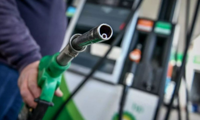 Εύγε! Βενζινάδικο στα Χανιά σταματά να δίνει καύσιμα σε όσους δεν φορούν κράνος