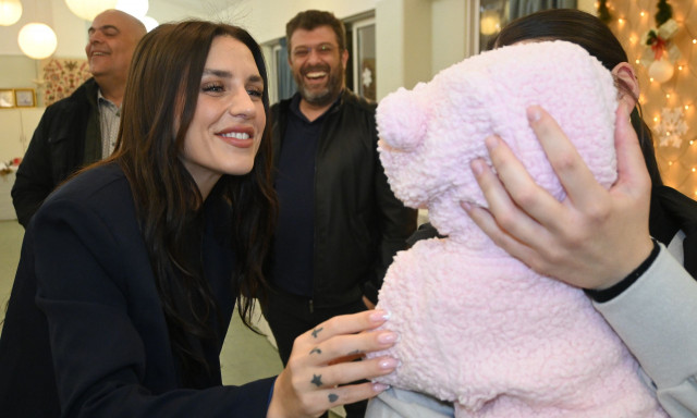 Δήμος Αχαρνών: Δώρα και τραγούδια χάρισε η Ιουλία Καλλιμάνη στα παιδιά με αναπηρίες της «Αρωγής»