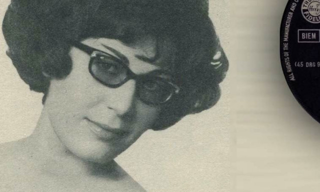 Μόλις στα 49 της χρόνια: Η τραγουδίστρια που «έσβησε» πάμφτωχη και κηδεύτηκε με έρανο