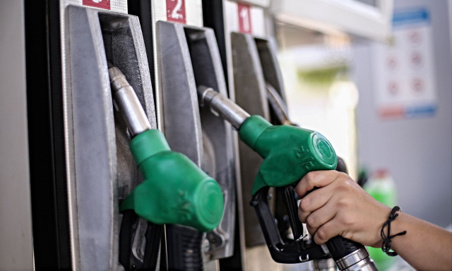 Καύσιμα: Έσπασε το «φράγμα» των 2 ευρώ η βενζίνη στα νησιά