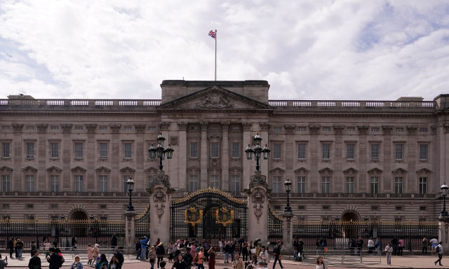 Μπάκιγχαμ: Υπηρέτρια τα έκανε γυαλιά καρφιά στο χριστουγεννιάτικο πάρτι του προσωπικού