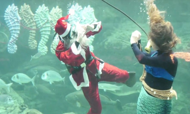 Άγιος Βασίλης με στολή κατάδυσης και έλκηθρο που σέρνουν ιππόκαμποι στο Ηράκλειο