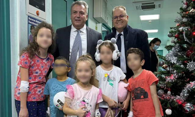 AKTOR: Χριστουγεννιάτικα δώρα για 300 παιδιά που νοσηλεύονται σε νοσοκομεία του Βουκουρεστίου