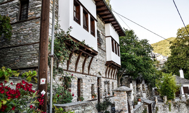 Χριστούγεννα: Το κόστος διαμονής σε δημοφιλείς προορισμούς για τις γιορτές