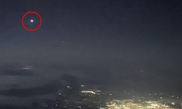 ΗΠΑ: Πιλότοι αναφέρουν ότι είδαν UFO να «κινείται με ακραίες ταχύτητες» ενώ πετούσαν