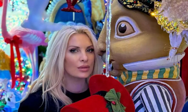 Ελένη Μενεγάκη: Στο πνεύμα των Χριστουγέννων... μέσα στο κέντρο της Αθήνας