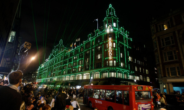 Χριστούγεννα: Τα πιο εμβληματικά εμπορικά καταστήματα «έβαλαν» τα γιορτινά τους