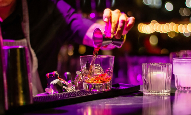 Τρία ακόμη παιδιά στο νοσοκομείο από κατανάλωση αλκοόλ στον Πειραιά - 17χρονος με πλαστή ταυτότητα