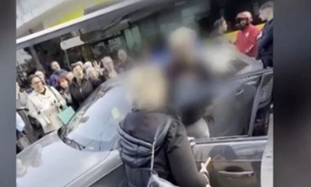 Απίστευτο βίντεο από το Χαλάνδρι: Πάρκαρε στη μέση του δρόμου και προκάλεσε χάος