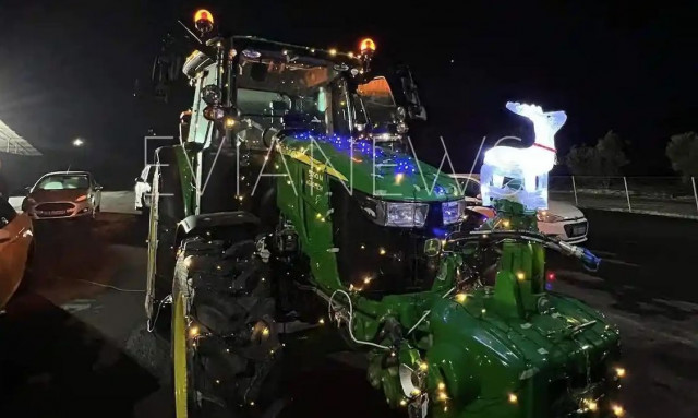 Εύβοια: Το τερμάτισαν με τον στολισμό - Έβαλαν φωτάκια σε τρακτέρ