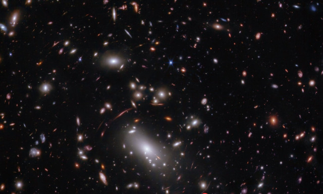 Ο γαλαξίας «Χριστουγεννιάτικα Φώτα» αποκαλύπτει πώς σχηματίστηκε το Σύμπαν