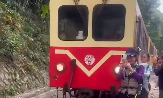 Ταϊβάν: Η τρομακτική στιγμή που τρένο χτυπάει τουρίστρια - Τραυματίστηκε αλλά επιβίωσε