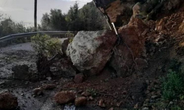 Βράχοι έκλεισαν την παλαιά εθνική Αντιρρίου - Ιωαννίνων