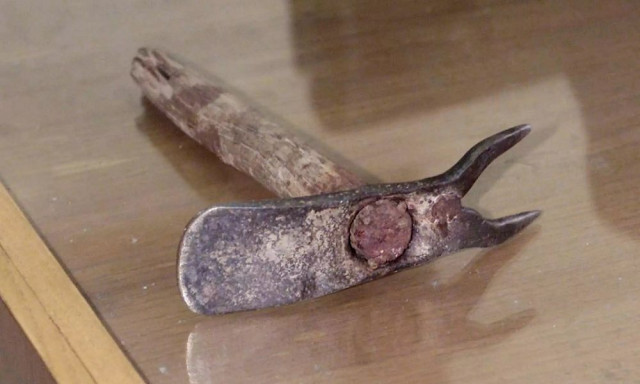 Ενδοοικογενειακό επεισόδιο στα Χανιά: Της πέταξε το σκεπάρνι στο κεφάλι – Δύο συλλήψεις