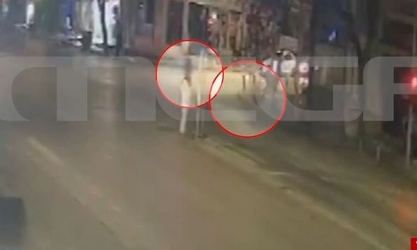 Θεσσαλονίκη: Η στιγμή που η μοτοσικλέτα παραβιάζει το κόκκινο και παρασύρει τον 63χρονο πεζό