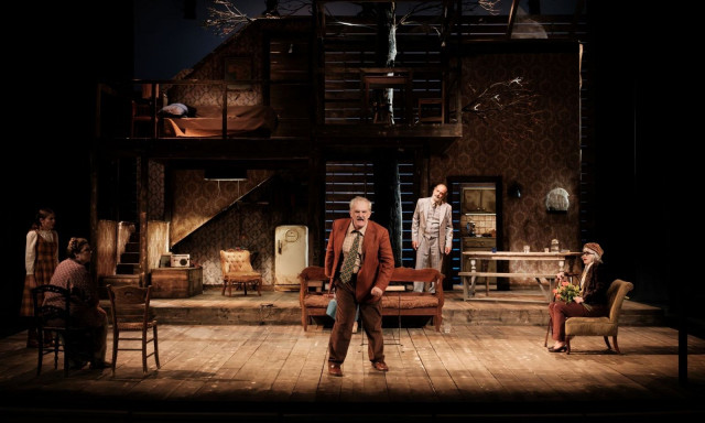 Δημοτικό Θέατρο Πειραιά: Τελευταίες παραστάσεις για τον «Θείο Βάνια»