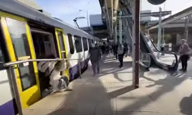 Προαστιακός: Επιβάτες έπαιζαν... λίμπο για να βγουν από τον συρμό - Απίστευτο βίντεο