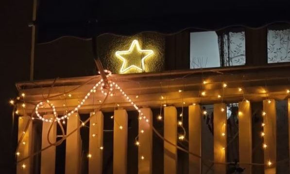 Χριστούγεννα: «Ντύθηκαν» γιορτινά οι πολυκατοικίες της Αθήνας