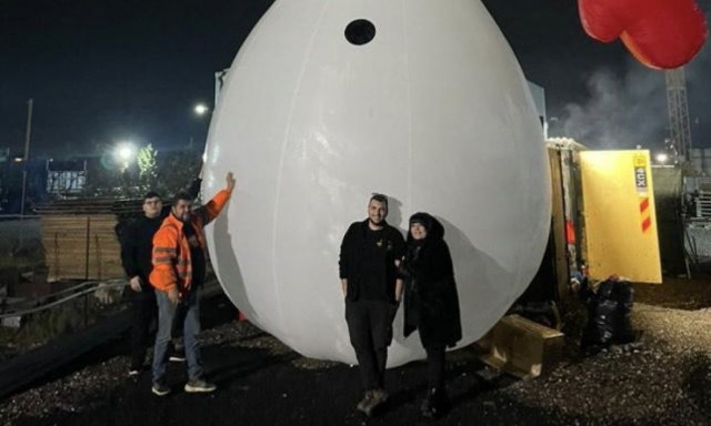 Λάρισα: «Έφτιαξαν» δυσθεώρητο χιονάνθρωπο 11 μέτρων