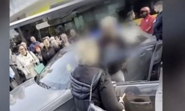 Χαλάνδρι: «Κατέβηκα να της πάρω ένα λουλούδι» - Τι είπε ο οδηγός που προκάλεσε χάος με το παρκάρισμα